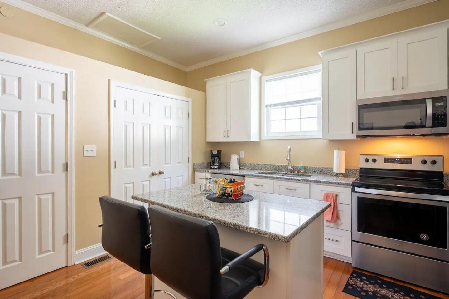 Modern 3-Bedroom, Big Fence Yard, Pets Stay Free Durham Exterior foto